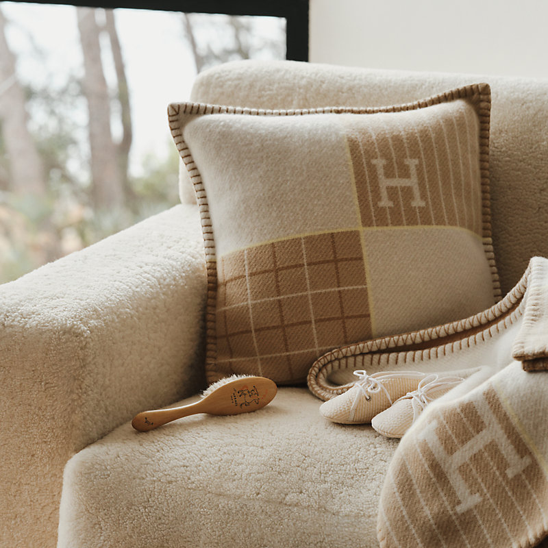 クッション 《アヴァロン・カブリオル》 | Hermès - エルメス-公式サイト