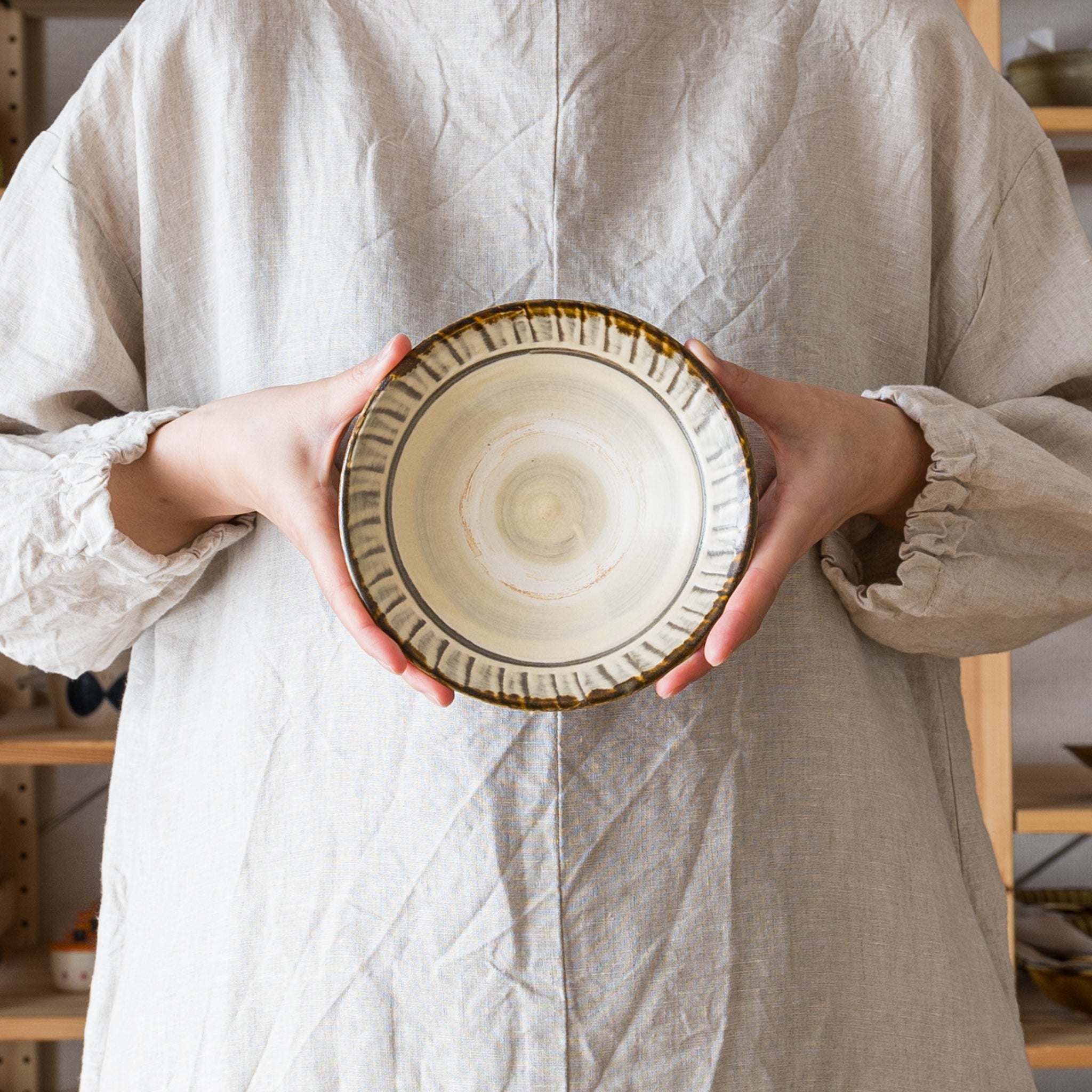 小鹿田焼 坂本庸一窯 5寸皿 刷毛目 フチ 白 飴色｜和食器通販 四季折折